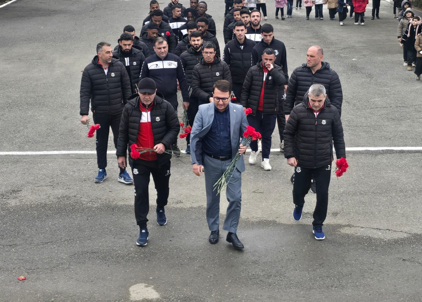 Unutmadıq, Unutdurmarıq! "Karvan" ailəsi Xocalı abidəsi önündə