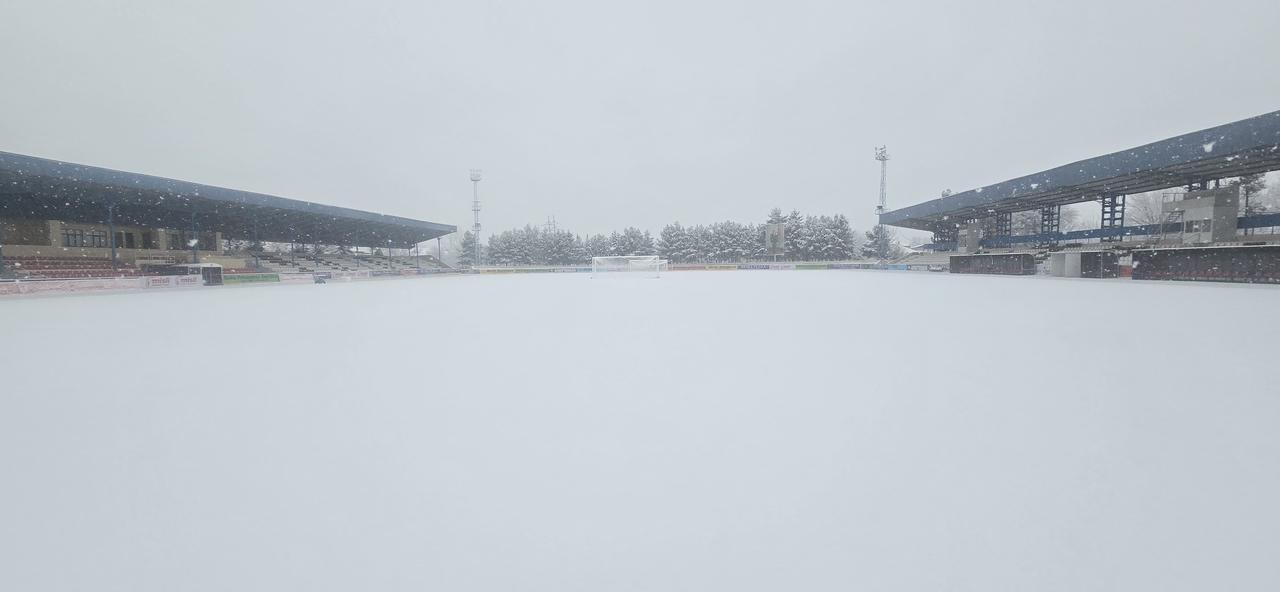 Stadionumuz ağ örpəyə büründü❄️